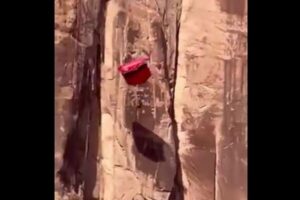 ベースジャンパーが崖に激突し、地上へ落下、果たして男性の運命は？