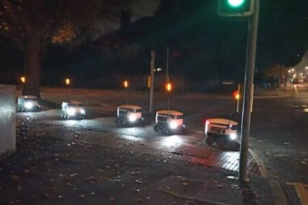イギリスの通りで多くのデリバリーロボットが立ち往生、信号待ちで列を作る