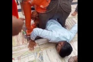 インドの寺院で、男性が石像の間に挟まり、抜けなくなる