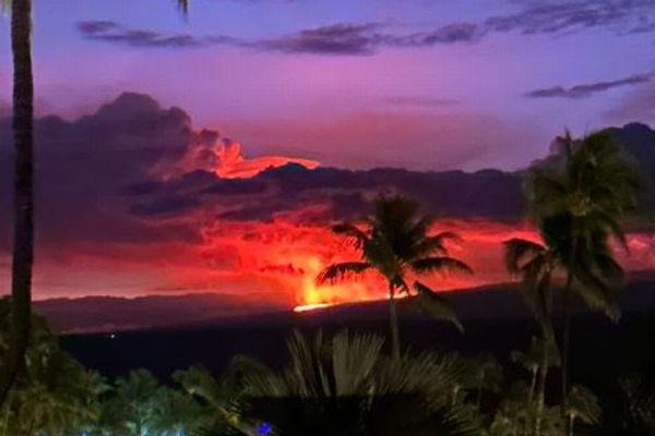 噴火したハワイのマウナ・ロア火山、珍しい光景を見ようと多くの人が訪れる