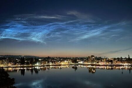 非常にレアな「夜光雲」が、サンフランシスコ上空に出現