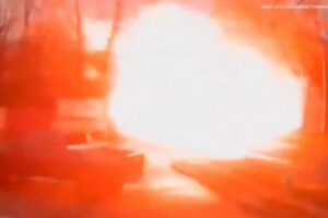 ゴミ収集車が陸橋に激突、次の瞬間大爆発を起こす！【アメリカ】