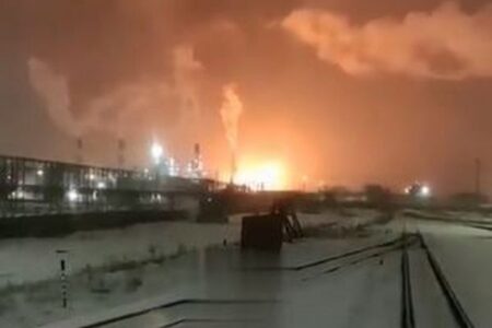 ロシア極東にある石油精製所で謎の大爆発、破壊工作か？