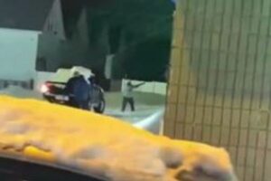 厳しい寒波に見舞われたニューヨーク州の町で略奪が横行、市民が銃を発砲