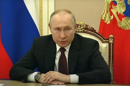 ロシアのプーチン大統領、核戦争のリスクは「高まっている」と警告