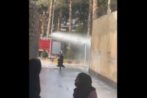 タリバンが女子大生の授業出席を禁止、抗議活動にウォーターキャノンを使用