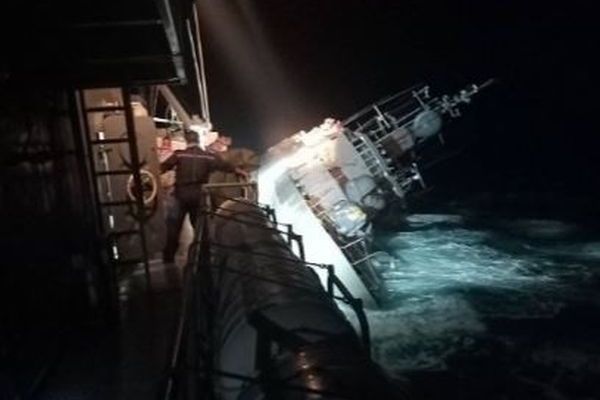 タイ海軍の艦船が沈没、数十人の乗組員が行方不明【動画】