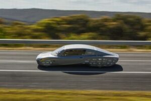 豪の大学が1回の充電で、1000キロ走るソーラーカーを開発