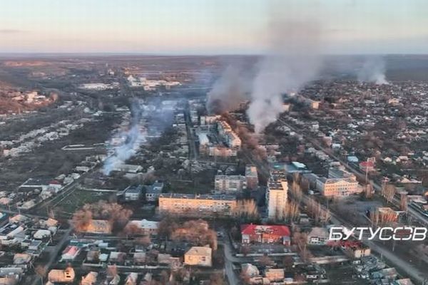【ウクライナ】戦闘中のバフムートのドローン映像、破壊された街の様子