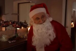 プーチン・サンタがゲイカップルの子供にプレゼント、西側批判の動画が登場