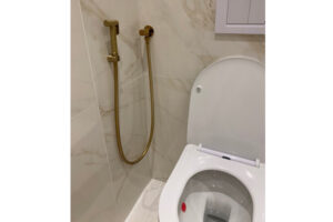 カタールのトイレには、お尻用に普通のシャワーが付いている