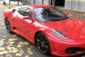 トヨタ車でフェラーリF430を作ったイタリア人男性、警察に見つかり検挙