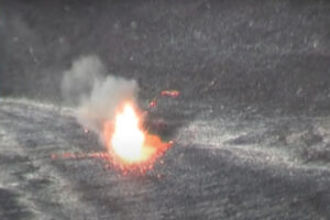 溶岩湖に人が落ちたらどうなるか、模擬実験の映像が恐ろしい