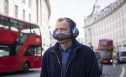 ダイソンが、空気清浄マスク付きヘッドフォンを発売