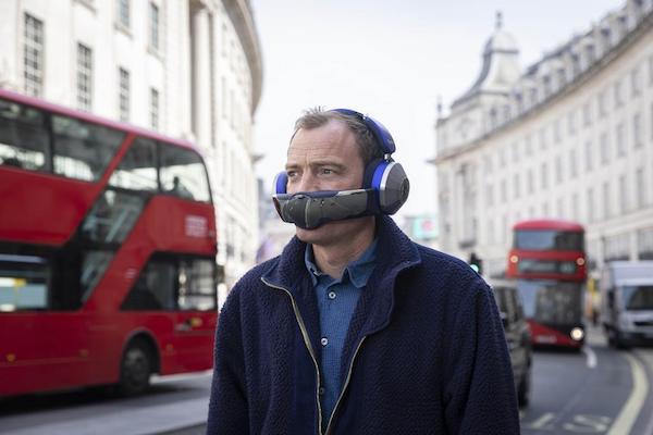 ダイソンが、空気清浄マスク付きヘッドフォンを発売