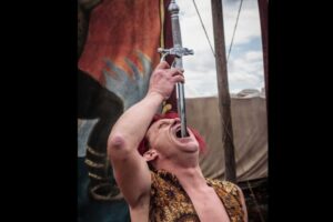 剣呑み芸人の剣が肺と肝臓まで刺さり瀕死に