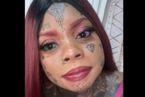 タトゥーで眼球に色をつけた母親、失明の危機に