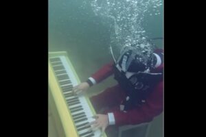 海底でピアノを弾いたらどうなる？英男性が潜って演奏に挑戦【動画】