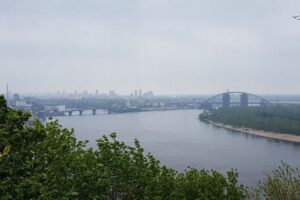 ロシア軍占領下のヘルソン州の町から人々が避難、ウクライナ大使館に血塗られた小包