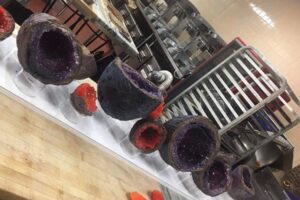 バレンタインにぴったり？ アメジストをチョコレートで造ったパティシエ