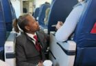飛行機を怖がる女性に神対応、デルタ航空の客室乗務員に称賛の声
