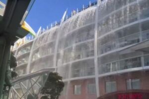 豪華客船で突然、プールの水が流出、滝のように流れ始める【動画】