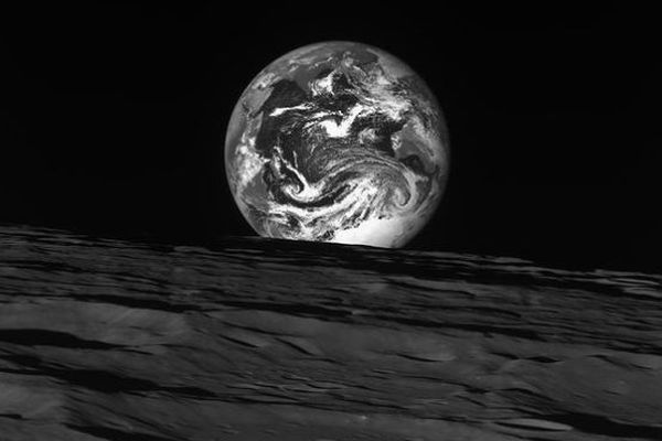 韓国の月周回探査機が、月面と地球の撮影に成功