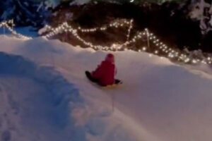 おじいさんが本格的な橇のコースを制作、孫たちも大喜び【動画】