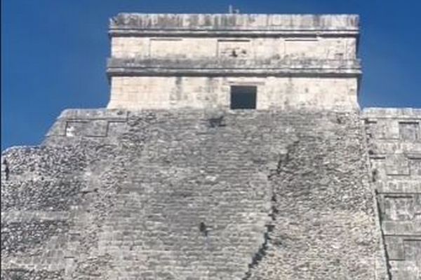 立ち入り禁止のマヤ文明のピラミッド、ワンコたちが階段を駆け上がってしまう