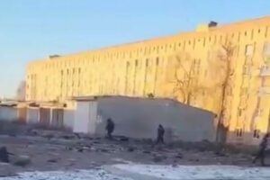 ロシア軍が600人以上のウクライナ兵を殺害と主張、地元の市長は否定