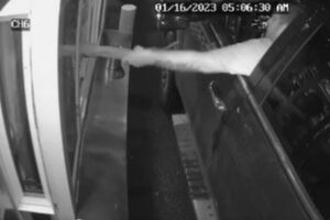 ドライブスルーの客が、車から腕を伸ばし店の女性を誘拐しようと試みる【動画】