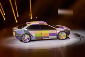 BMWが色の変わる車を発表、最大で32色、さまざまなパターンで表示可能