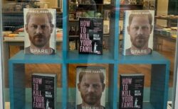 英書店、ヘンリー王子の『Spare』と小説『家族の殺し方』を並べて陳列