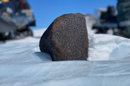 南極大陸で最大級の隕石を発見、研究者らが調査