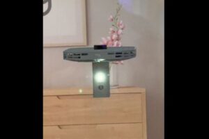 未来のセキュリティカメラ？「CES 2023」に室内を監視するドローンが登場