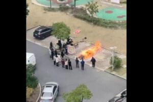 中国で人々が遺体を路上で燃やし始めた？火葬場にも棺の列