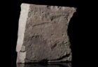 世界最古のルーンストーンを発見、約2000年前の文字が刻まれる
