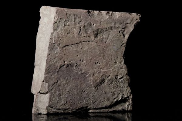 世界最古のルーンストーンを発見、約2000年前の文字が刻まれる