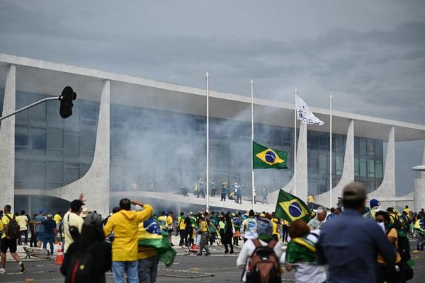 ブラジルで前大統領のサポーターが連邦議会へ乱入、400人を逮捕【動画】