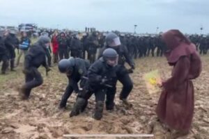 グレタさんも爆笑？環境活動家を排除しようとしたドイツの警察官、泥にはまり動けず