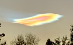 スコットランド上空に珍しい「真珠雲」が出現、七色の輝きを放つ