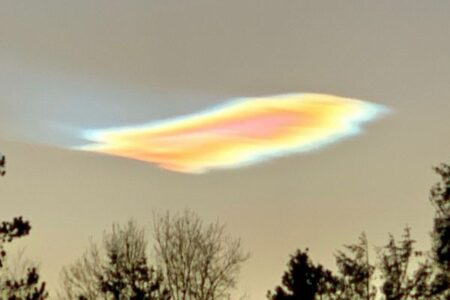 スコットランド上空に珍しい「真珠雲」が出現、七色の輝きを放つ