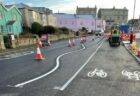 イギリスの道路に、うねうねした奇妙な白線が出現、住民も困惑