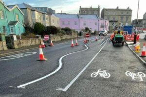 イギリスの道路に、うねうねした奇妙な白線が出現、住民も困惑