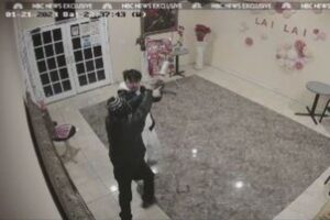 ロス郊外の銃乱射事件、男性が犯人から銃を奪う内部映像が浮上