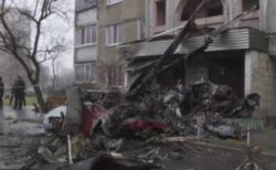 ウクライナの内相が乗ったヘリが墜落、高官ら14人が死亡