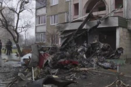 ウクライナの内相が乗ったヘリが墜落、高官ら14人が死亡
