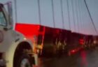 サンフランシスコの橋で巨大なトレーラーが横転、強風が原因