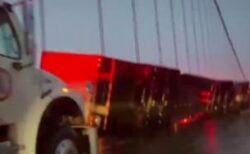 サンフランシスコの橋で巨大なトレーラーが横転、強風が原因