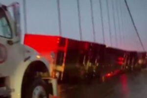 サンフランシスコの橋で巨大なトレーラーが横転、強風が原因